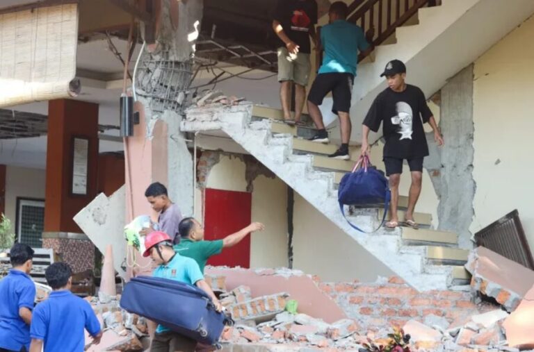 Terremoto de 7,7 en Indonesia deja casi 50 muertos y 2.000 evacuados