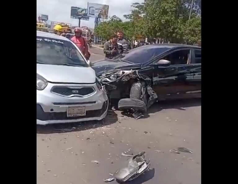Violenta colisión entre taxi y camioneta deja a un conductor atrapado en Estelí