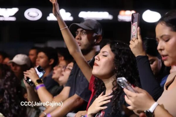 Jóvenes de toda Nicaragua cantan y oran junto a Averly Morillo y Cales Louima