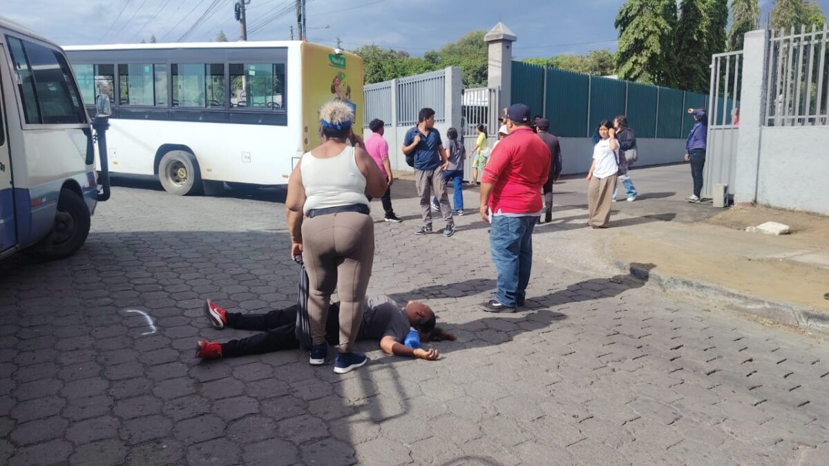 Vendedora es atropellada cuando intentaba cruzar la vía cerca de la Rotonda Universitaria