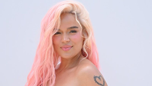 Karol G dona un millón de dólares durante el concierto benéfico «Voces por la Vida» tras el terremoto en Colombia