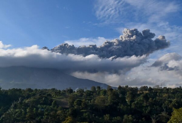 Volcán Sinabung entra en erupción y expulsa ceniza a 3,500 metros