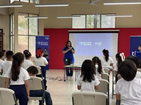 Tigo alerta sobre retos de la IA entre niños y adolescentes