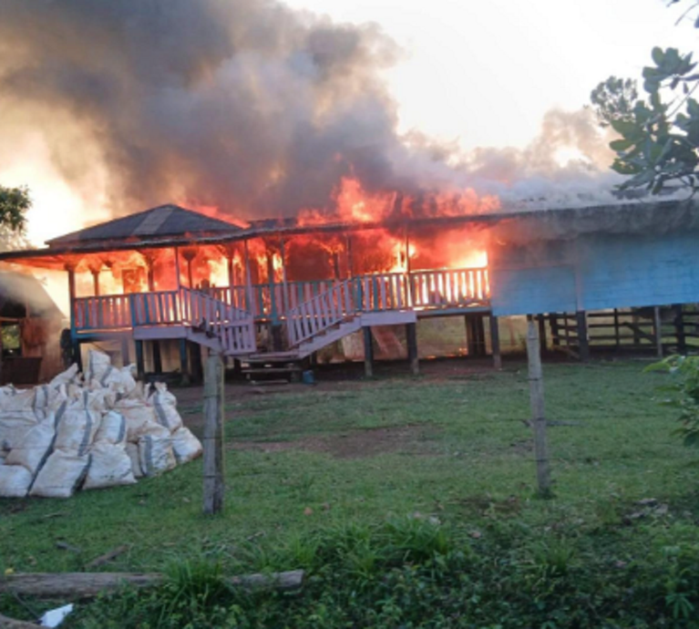 Vecinos salvan a dos niños de voraz incendio que consumió una vivienda en comunidad de Bilwi