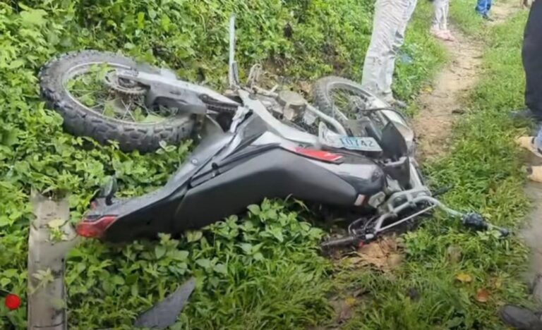 Motorizado pierde la vida estrellado contra camión en curva de Jalapa