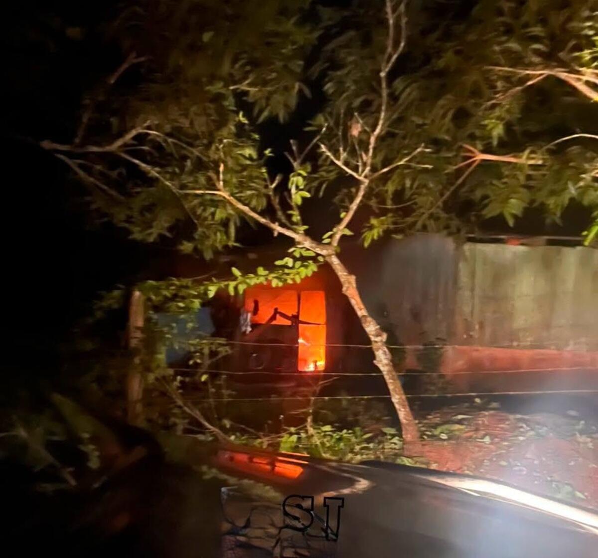 Pareja y su hijo quedan solo con la ropa que dormían tras incendio en Río San Juan