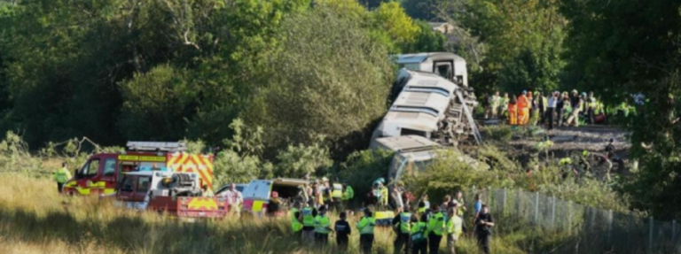 Tren de pasajeros descarrila en Inglaterra