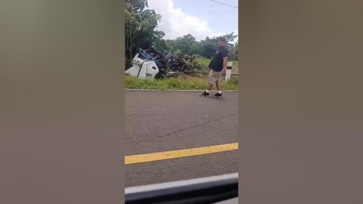 Un muerto y un herido grave al volcar camión cargado de ganado en Wapi