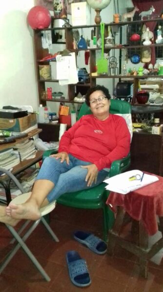 A punta de aguja y esfuerzo mujer de 70 años sigue activa haciendo rumbitos de costura rápida, en Managua