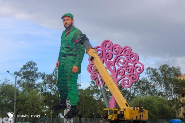 Instalan escultura de Fidel Castro en la Avenida de Bolívar a Chávez