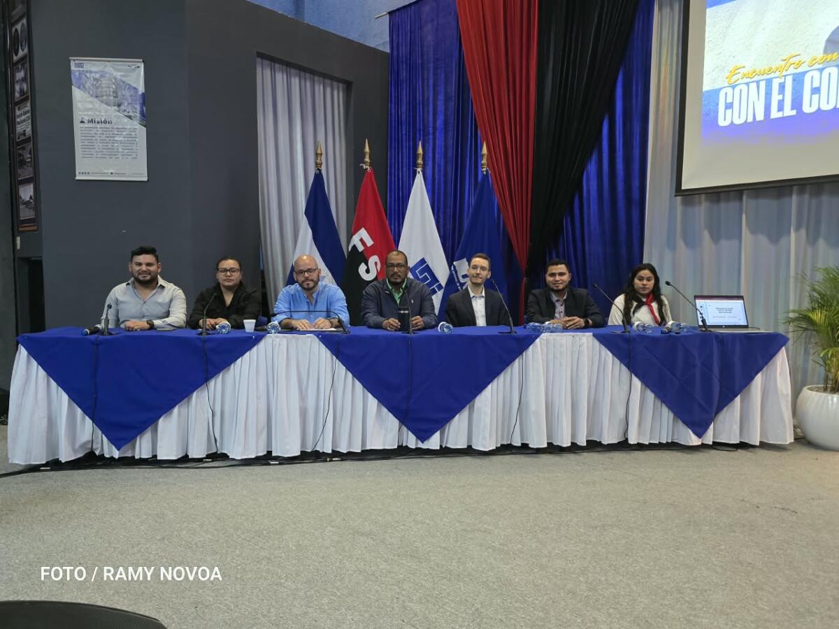 Ben Norton comparte con estudiantes universitarios en Nicaragua