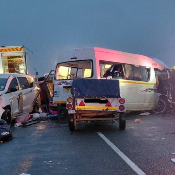 Choque entre dos microbuses deja 21 muertos en Sudáfrica