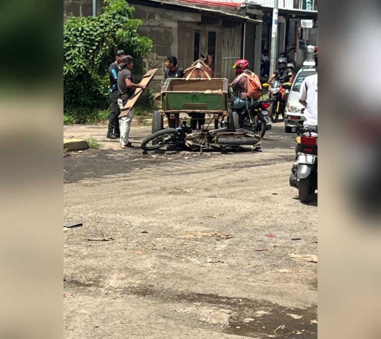 Carretón desbocado embiste a pareja motorizada en Jinotepe, Carazo