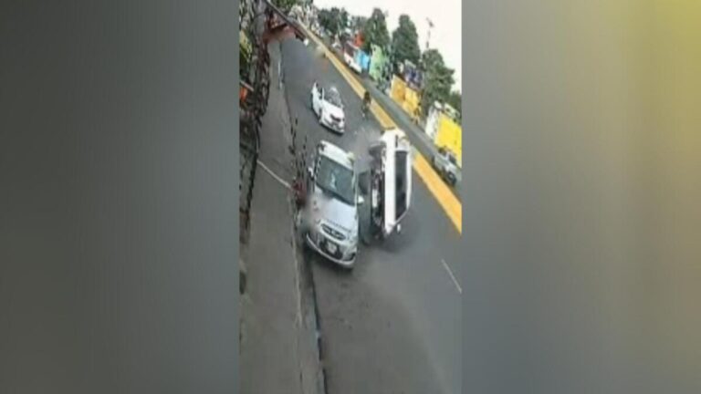 Graban aparatoso choque y vuelco cerca del Mercado Roberto Huembes, en Managua