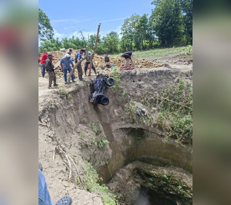 Rivas: dos trabajadores heridos al caer cuadraciclo en excavación profunda
