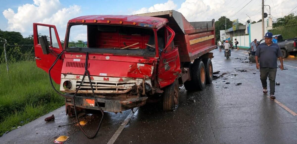 Choque entre camioneta y volquete deja cuantiosos daños  materiales en Bilwi