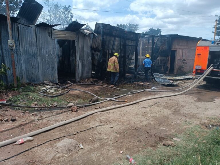 Incendio reduce a cenizas enseres de dos familias en el barrio Rubén Darío, Estelí