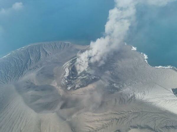 Erupción del Anak Krakatoa suspende vuelos y afecta a 22 mil pasajeros en Indonesia