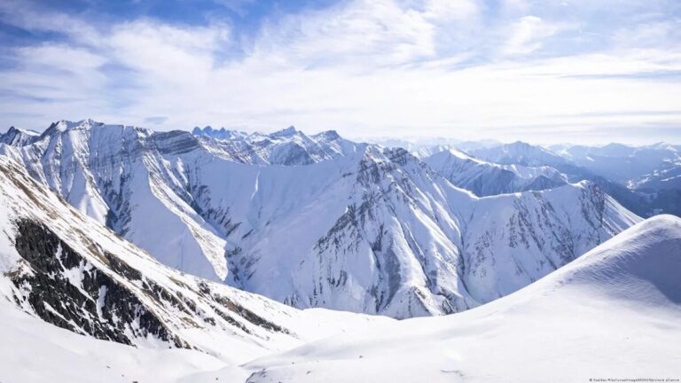Avalancha en el Cáucaso ruso deja 11 alpinistas muertos