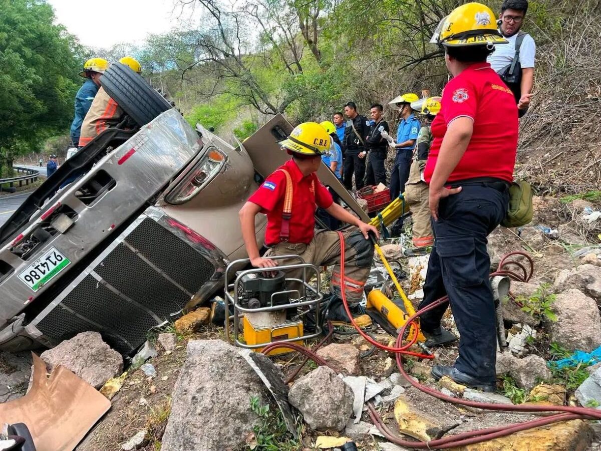 Rescatan a trailero panameño grave en La Cucamonga, Estelí tras vuelco