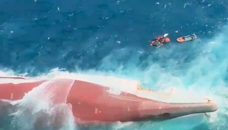 Ferri vuelca en Indonesia: 6 muertos, 107 rescatados y más de 100 desaparecidos