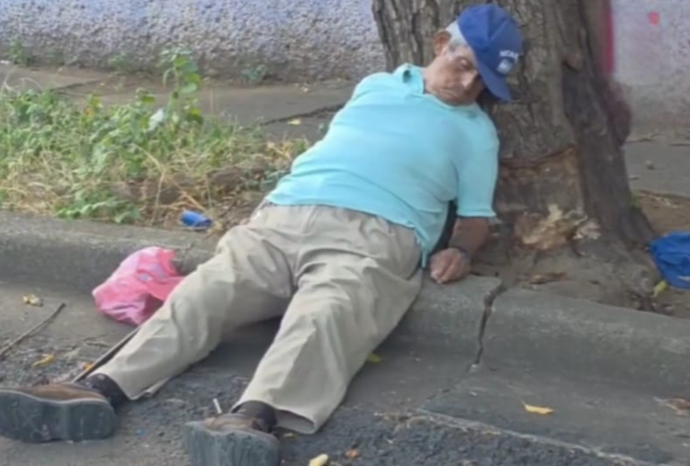 A la sombra de un árbol dejo hermosa mujer a un adulto mayor luego de robarle la pensión en Managua
