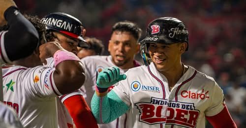 Bóer muestra su poder y apalea a los Dantos