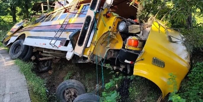 Bus sin frenos cae a cauce en Río Blanco y deja 10 lesionados