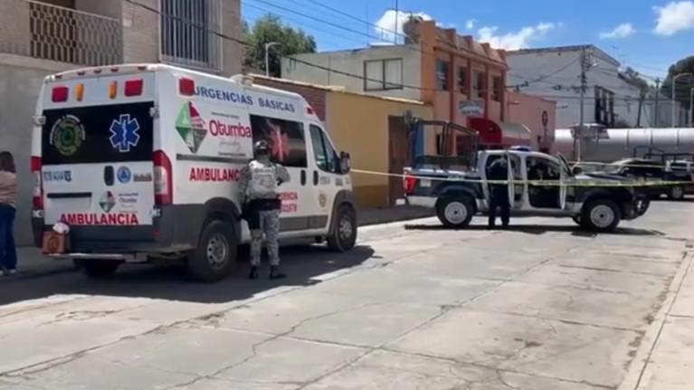 Triple homicidio en México: hallan muertos a dos jóvenes en auto y a mujer en autopista