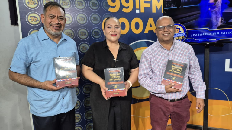 Trabajadores de Tu Nueva Radio YA reciben biblias en el marco del 457 Aniversario de su traducción