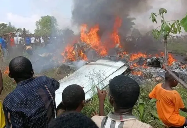 Suben a 17 los muertos al estrellarse una avioneta en RDC