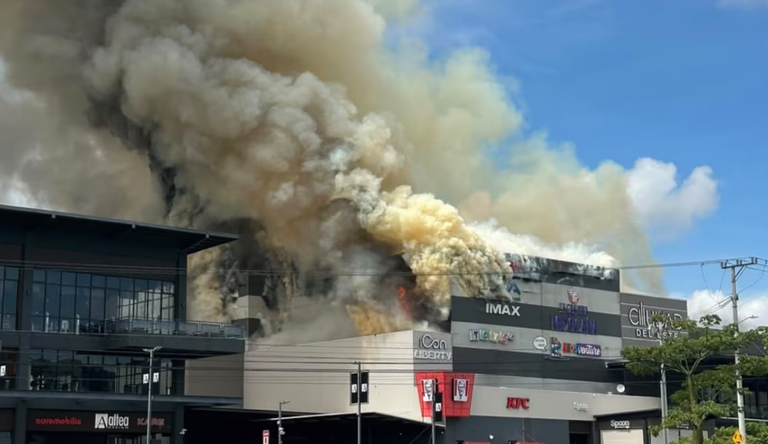 Incendio consume centro comercial en Costa Rica