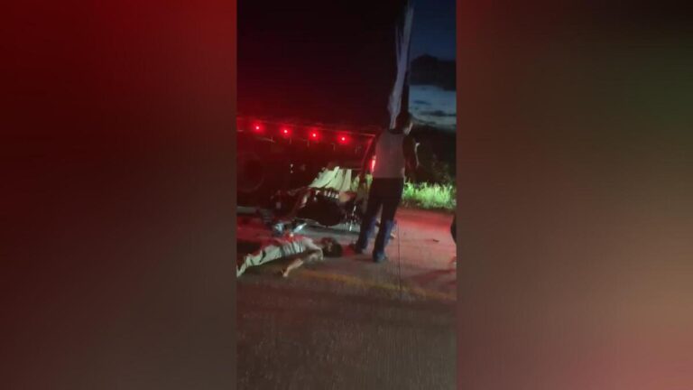 Con más leche que un sapo, jóvenes solo resultan con golpes al estrellarse contra camión en Rosita
