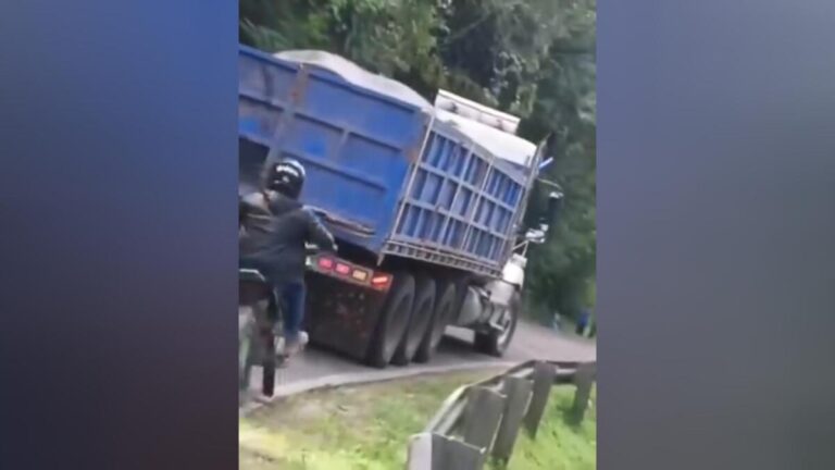 Jinotega: motociclista casi muere arrastrado tras incrustar su vehículo en camastro de camión