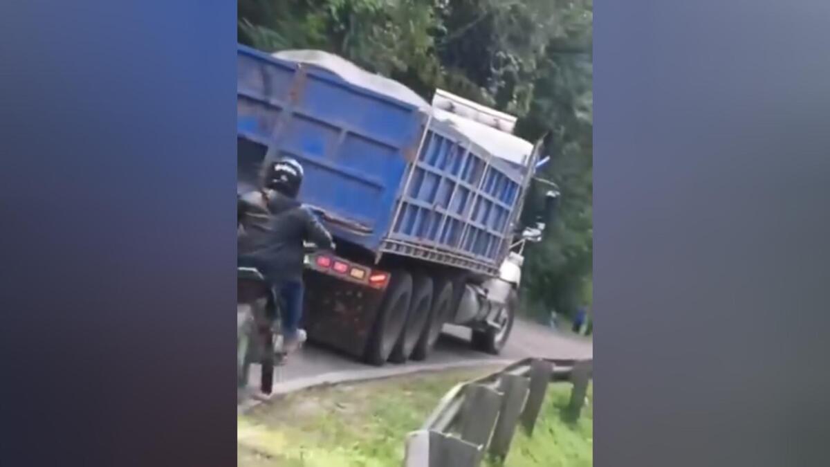 Motorizado casi muere arrastrado por camión en Jinotega