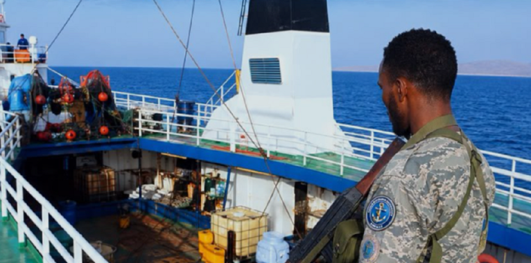 Matan a cinco tripulantes de buque secuestrado por piratas somalíes