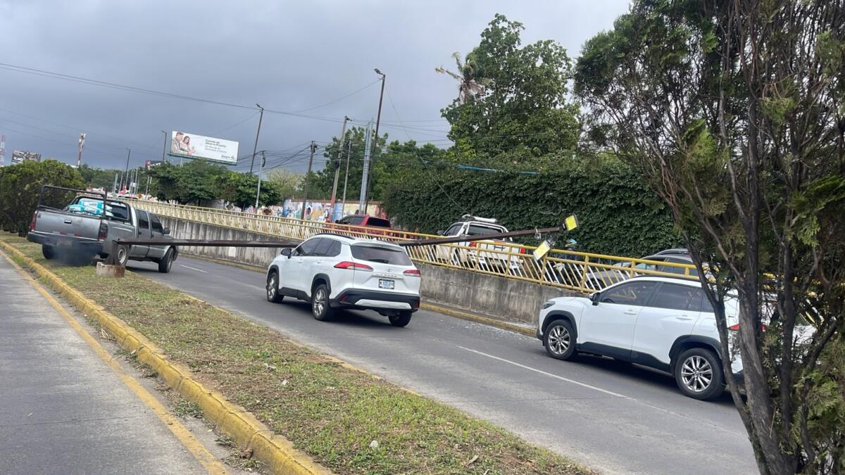 Vientos en Managua derriban poste sobre camioneta en puente Centroamérica