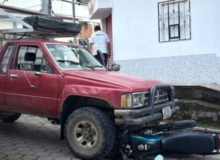 Joven motociclista sufre severos golpes al ser colisionada por camioneta en Jalapa