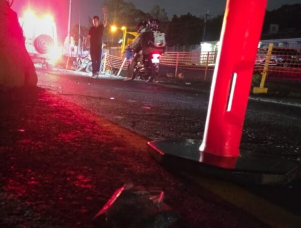 Motociclista resulta lesionado al accidentarse en Rotonda El Periodista