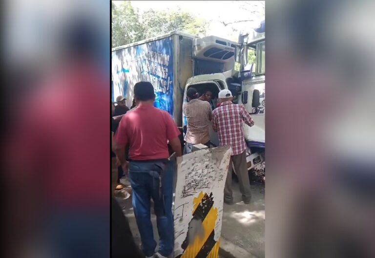 Conductor y ayudante lesionados al chocar camión con bus en San Fernando