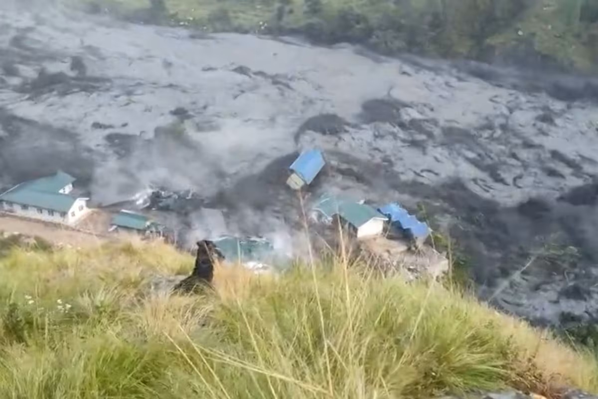 Crecida repentina de un río arrasa viviendas y puentes en Nepal