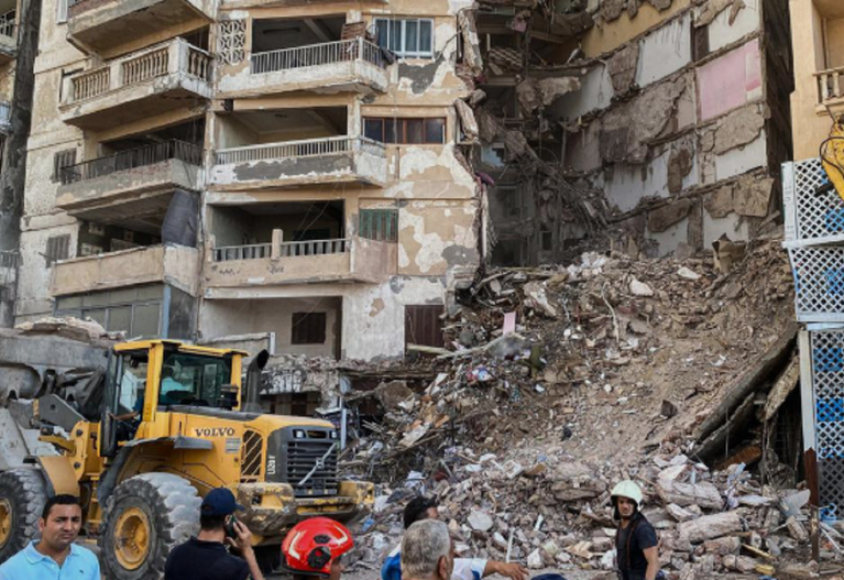 Derrumbe de edificio en Egipto deja seis muertos y 13 desaparecidos