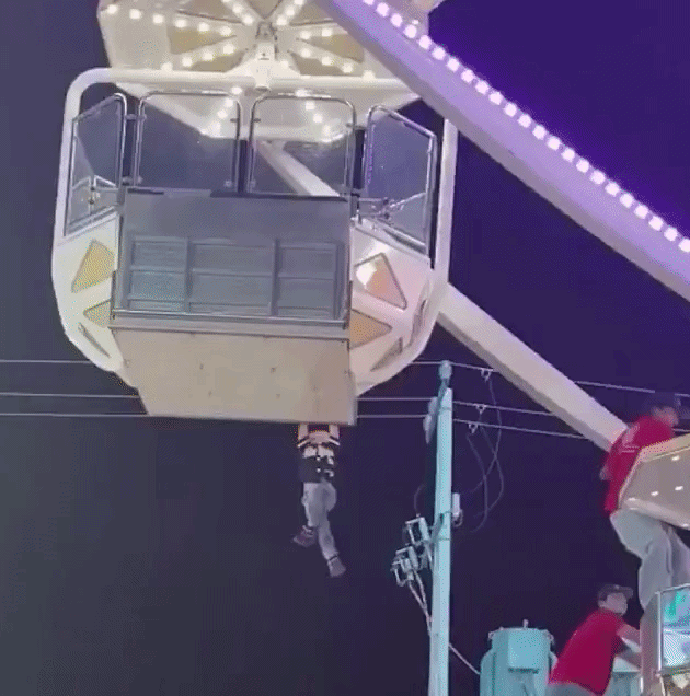 Niño queda colgado de una rueda de la fortuna en feria de México