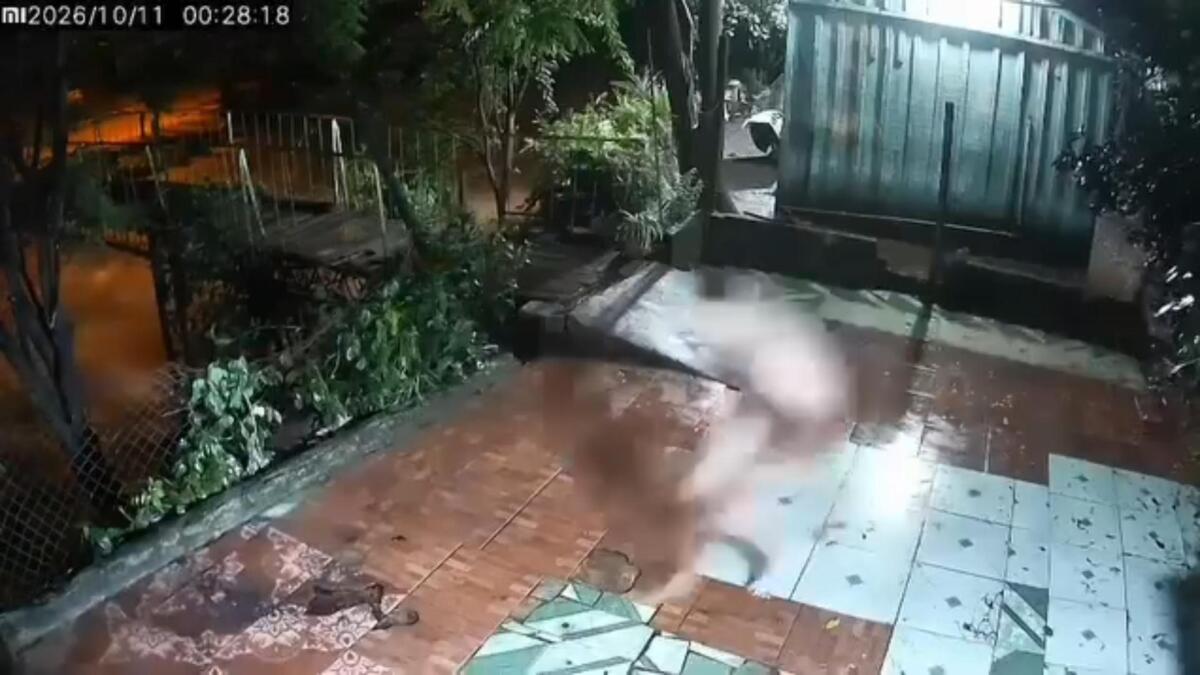 Cámara capta a hombre huyendo desnudo en Masaya