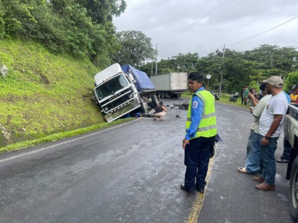 Impacto frontal contra camión causa muerte de motorizado en una carretera de Jinotega