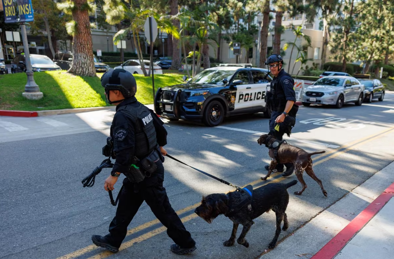 Al menos dos muertos y decenas de detenidos tras un tiroteo en un centro comercial de Los Ángeles