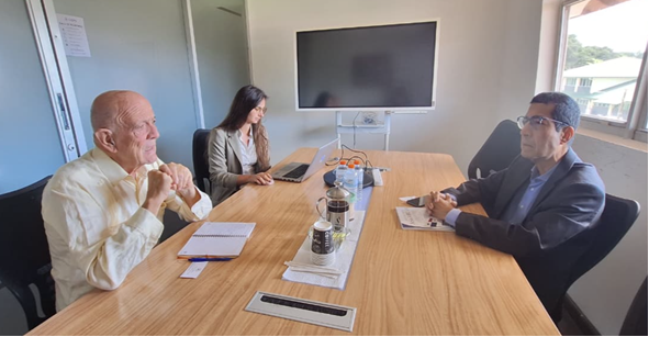 Carlos Midence visita a Manuel Alcántara en el Centro Internacional de Estudios Políticos y Sociales de Panamá
