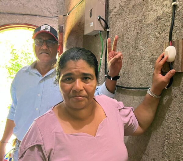 Servicios de energía eléctrica llega a familias de comunidad en El Sauce