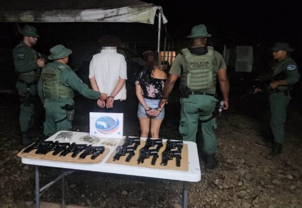 Capturan en Costa Rica a pareja de nicas con 10 pistolas en autobús