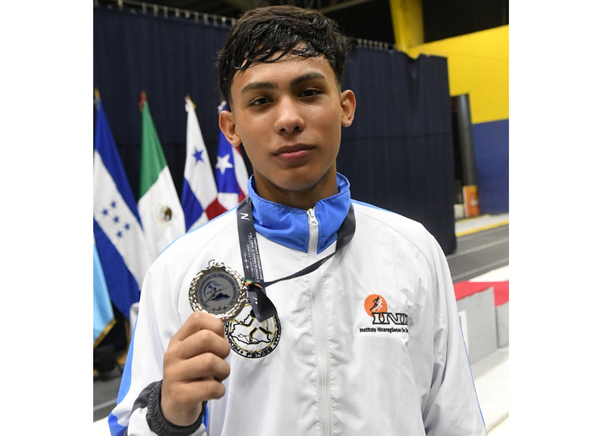 Ricky Dixon Duarte se cuelga la plata y hace historia para Nicaragua en Esgrima